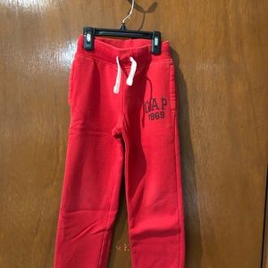 Boy’s Gap red sweatpants. Size small. 6-7